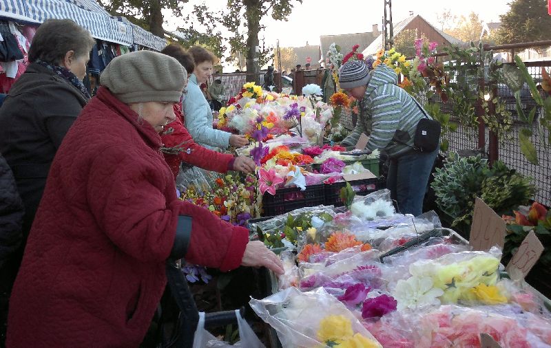 Klienci tłoczyli się przed stoiskami ze sztucznymi kwiatami (iSokolka.eu)