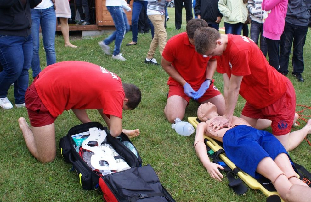 Pokaz udzialenia pierwszej pomocy podczas festynu w Korycinie (podlaska.policja.gov.pl)