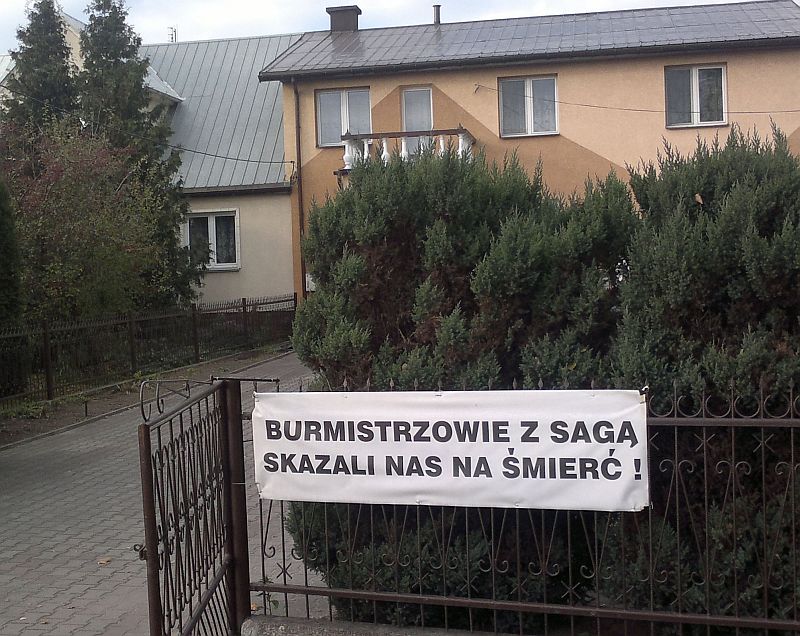 Banner przed jednym z domów na Osiedlu Buchwałowo (iSokolka.eu)