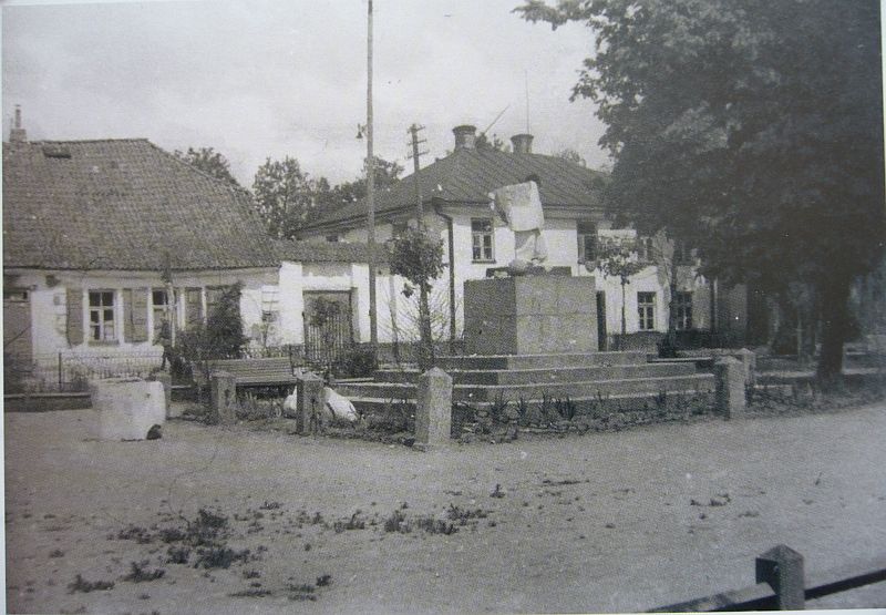 Lato 1941. Zniszczony pomnik Lenina w sokólskim parku