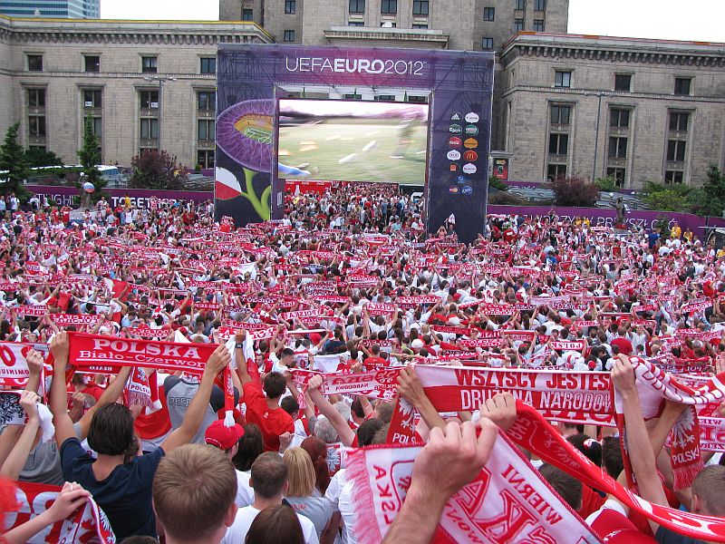 Tysiące ludzi oglądąło mecz otwarcia Euro 2012 (A. Awienowicz)