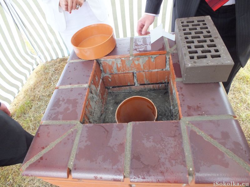 Uroczystość wmurowania kamienia węgielnego pod zakład w Karczach. Czerwiec 2012 (iSokolka.eu)