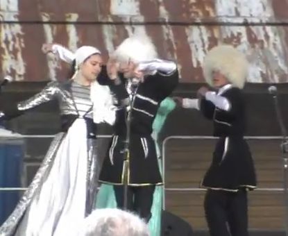 Występ zespołu czeczeńskiego w Kruszynianach (YouTube/Bohd54)
