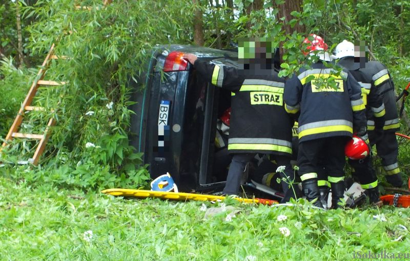 Strażacy musieli przeciąć dach, aby wydobyć ranną z auta (iSokolka.eu)