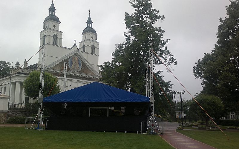 Dziś przed sokólskim kościołem montowano scenę (iSokolka.eu)
