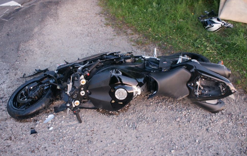 Zniszczony motocykl po wypadku (podlaska.policja.gov.pl)