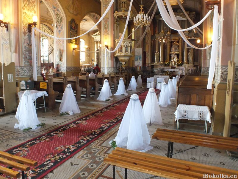 Pielgrzymi wchodzili do kościoła... przystrojonego na ślub (iSokolka.eu)