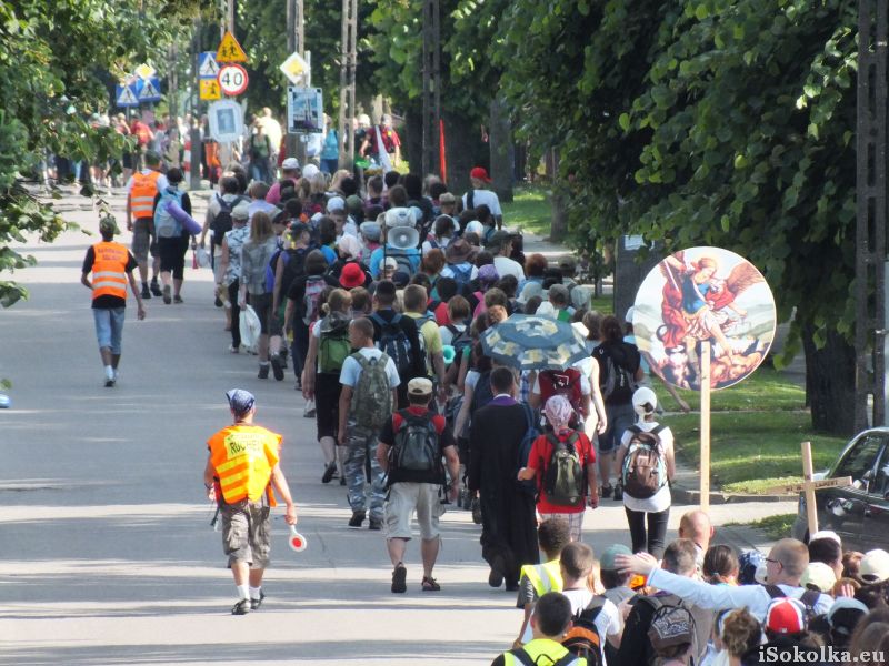 Pątnicy idą ulicą Mickiewicza w kierunku kościoła (iSokolka.eu)