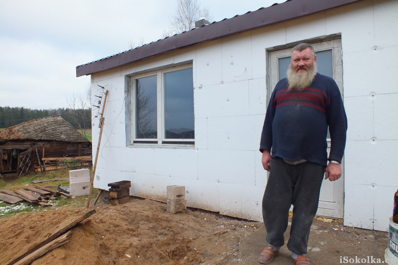 Jan Chomutnik przed swoim nowym domem (iSokolka.eu)