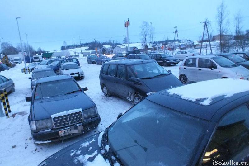 Parking przed Biedronką w Kuźnicy po otwarciu sklepu w grudniu ub.r. (iSokolka.eu)