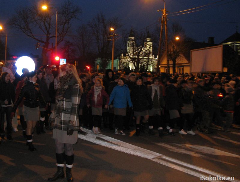 W nabożeństwie uczestniczyły tłumy mieszkańców miasta (iSokolka.eu)