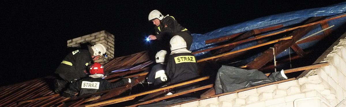 Strażacy naprawiają dach zniszczony przez wichurę (iSokolka.eu)