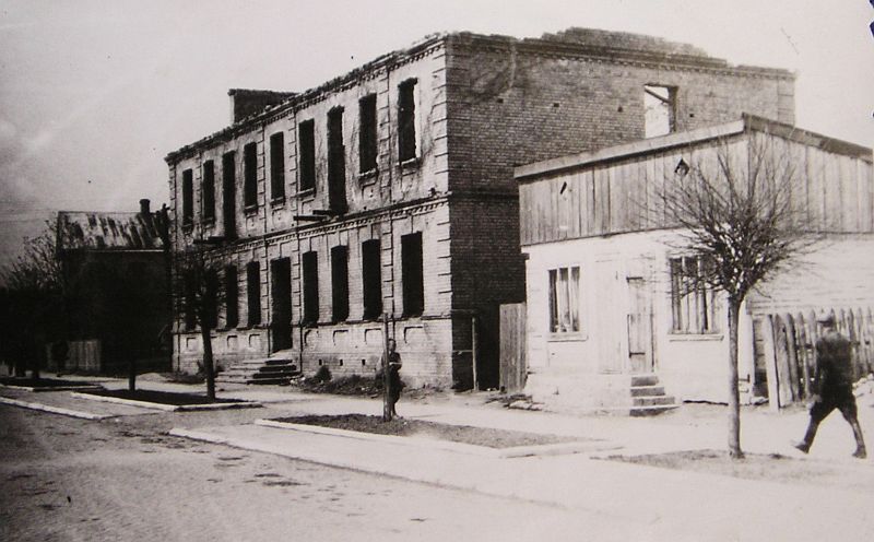 Budynek dawnego starostwa spalony przez Niemców w lipcu 1944 roku. Dziś to siedziba Jaskółki przy ulicy Grodzieńskiej