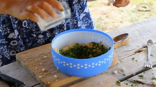 Przygotowanie kartoflaników (YouTube/EkoQchnia)