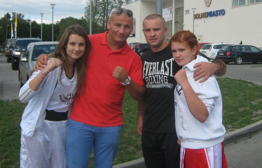 Medalistki Mistrzostw Polski wraz z Arturem Szpilką (po lewej), nadzieją wagi ciężkiej w boksie zawodowym (UKS Boxing Sokółka)