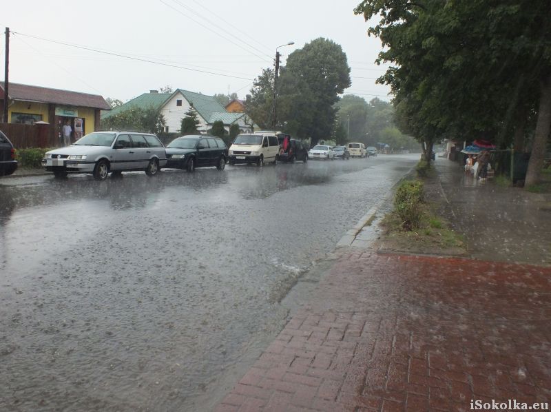 Woda zalała ulicę Sokólską w Kuźnicy (iSokolka.eu)