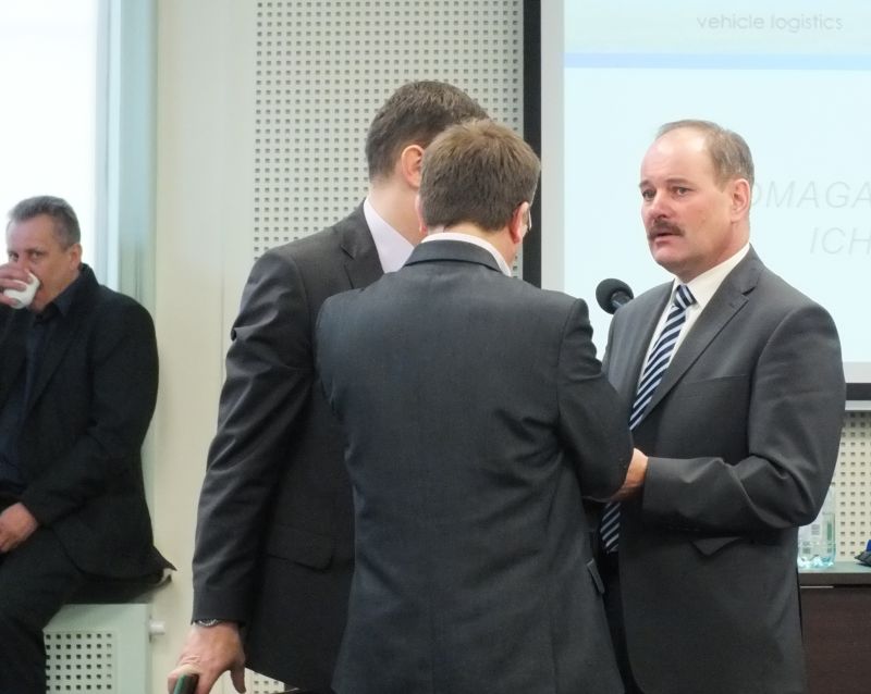 Na pytania radnych odpowiadał burmistrz Sokółki (pierwszy z prawej) (iSokolka.eu)