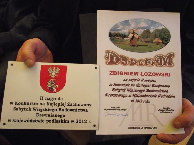 Właściciel domu otrzymał specjalną tabliczkę (dabrowa-bial.pl)