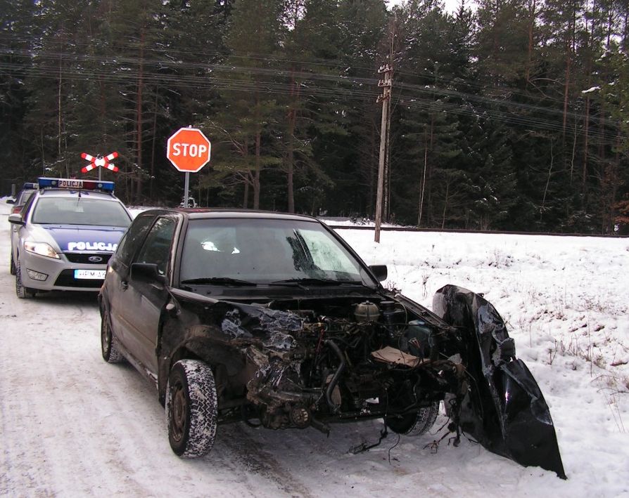 tak wyglądalo auto po zderzeniu z lokomotywą (podlaska.policja.gov.pl)