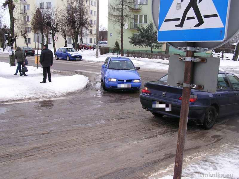 Ulica Południowa w Dąbrowie Białostockiej, zdjęcie z lutego 2012 (iSokolka.eu)