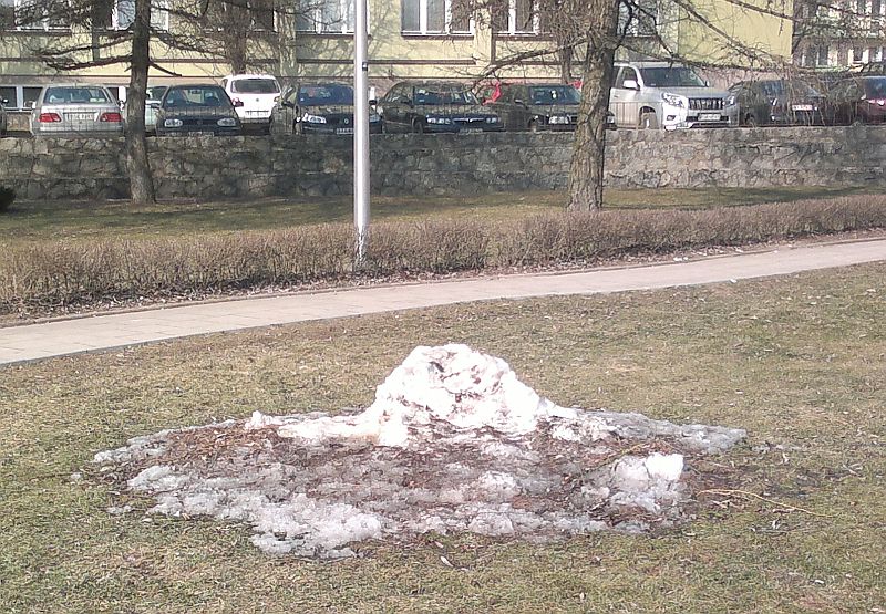 Pozostalość po śniegowej twierdzy przed sokólskim starostwem (iSokolka.eu)