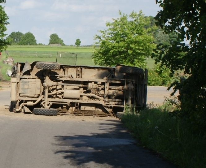 Zniszczony land rover po wypadku (podlaska.policja.gov.pl)