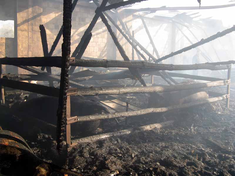 Ruiny obory po pożarze w Kuplisku (suchowola.osp.org.pl)