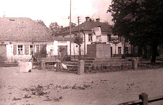 Zniszczony pomnik Lenina w centrum Sokółki. Lato 1941