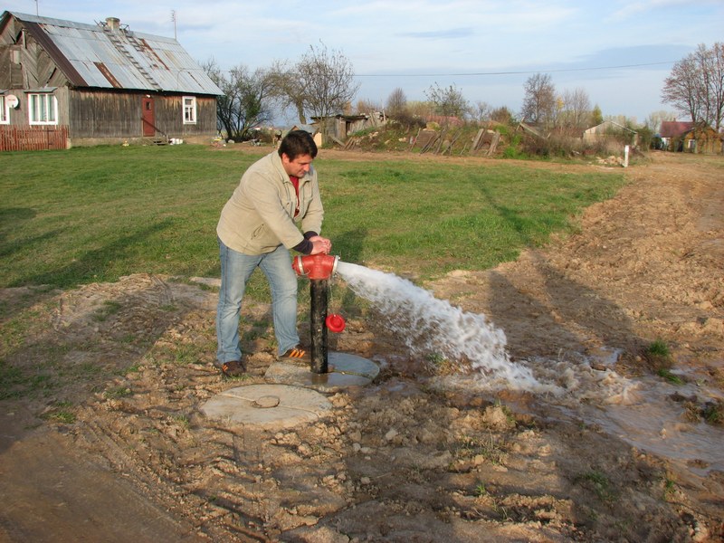 Uruchomienie wodociągu w Kolonii Grodziszczany w 2008 roku (dabrowa-bial.pl)