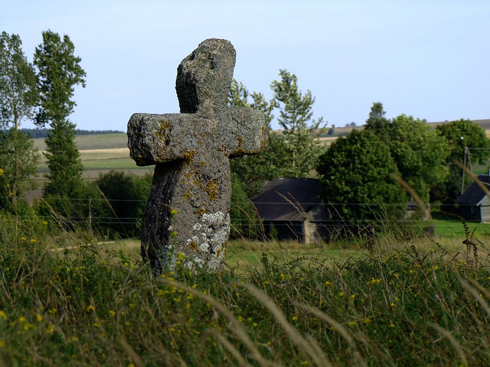 Kamienny krzyż na wzgórzu (Czytelnik Krzysztof)