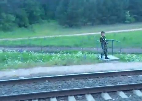 Białoruski pogranicznik stojący na specjalnym mostku (YouTube)