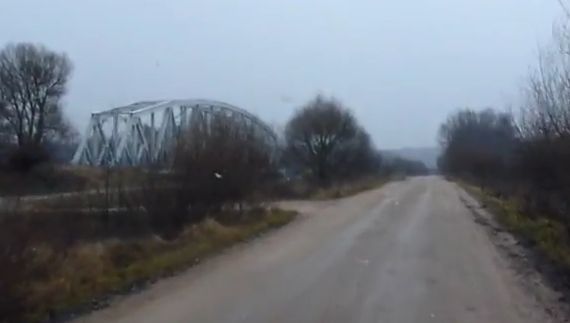 Most na Biebrzy nieopodal Dąbrowy Białostockiej (YouTube)