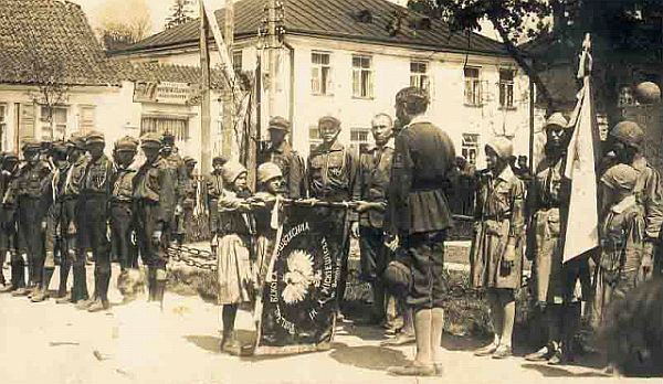 Przyrzeczenie harcerskie ze sztandarem szkoly przy Pomniku Wolności w Sokółce (Archiwum ZHP w Sokółce)