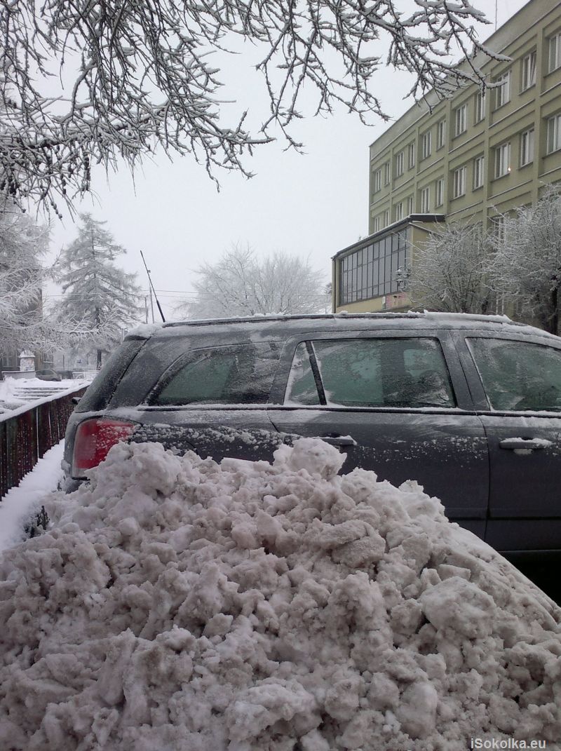 Hałda śniegu na parkingu przed starostwem (iSokolka.eu)