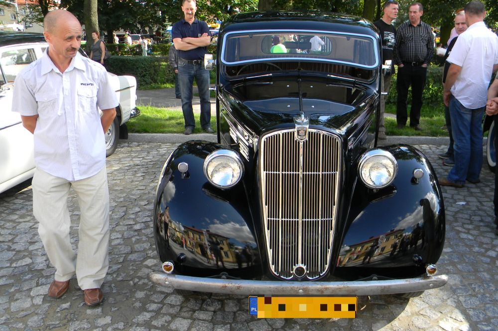 Pokaz zabytkowych samochodów podczas Pożegnania Lata 2012