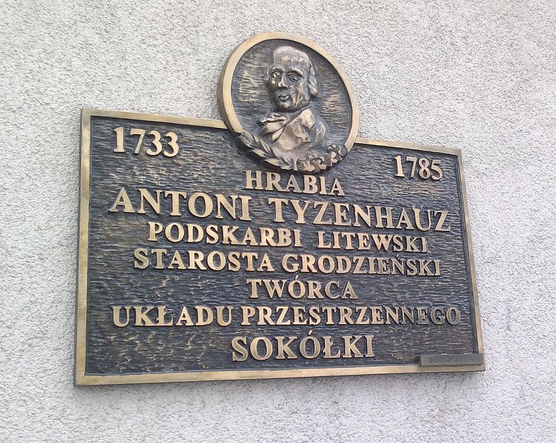 Pamiątkowa tablica poświęcona Tyzenhauzowi na murze Muzeum Ziemi Sokólskiej (iSokolka.eu)