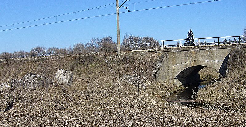 Wojenne ślady widoczne są do dziś. Most kolejowy na Zabrodziu