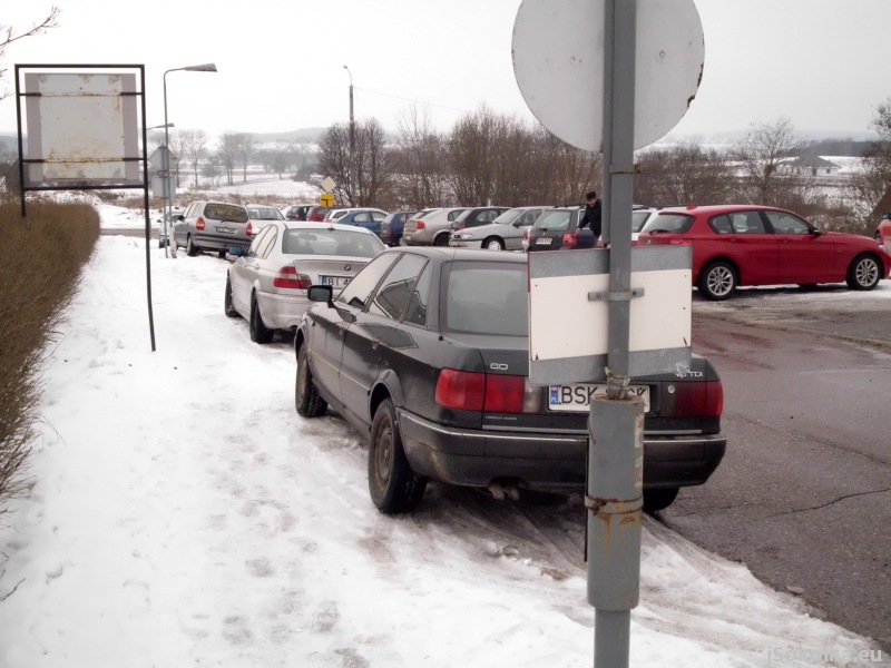 Auta zaparkowane przed szpitalem (iSokolka.eu)
