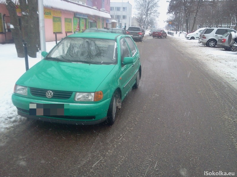Źle zaparkowane auto na ul. Wróblewskiego (iSokolka.eu)