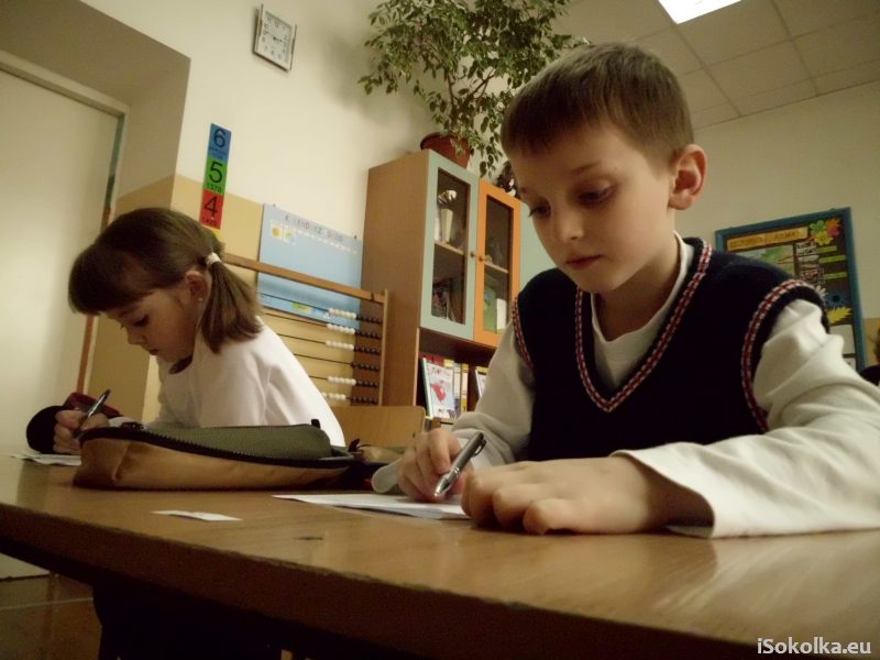 Uczniowie podczas rozwiązywania zadań konkursowych (iSokolka.eu)