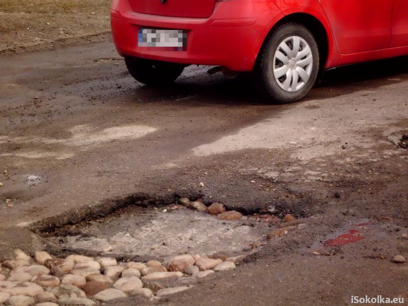 Dziura w jezdni na ulicy Kolejowej w Sokółce (iSokolka.eu)