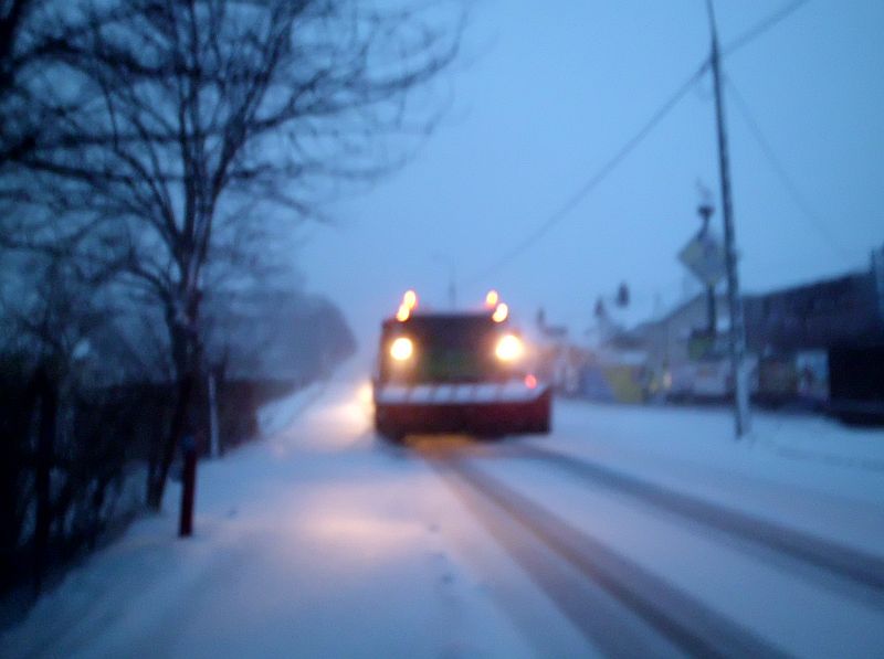 Pług śnieżny na ulicy Witosa w Sokółce. Zdjęcie od Czytelnika