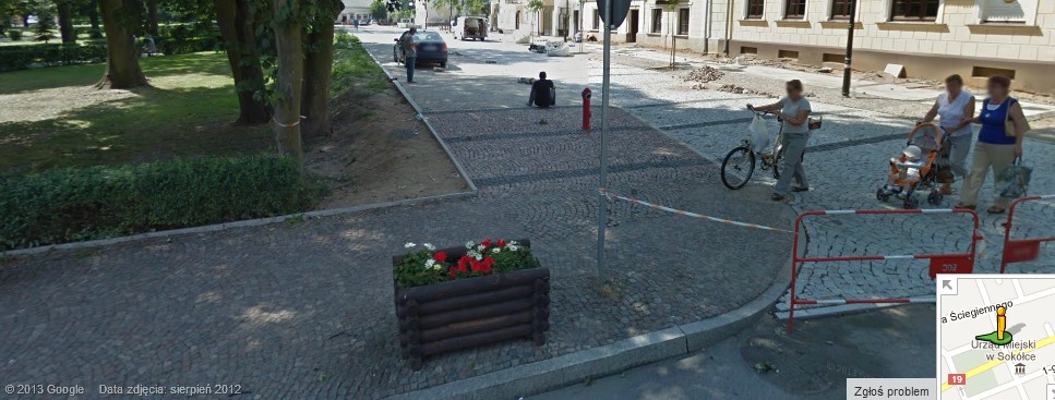 W uliczce przed kinem praca wre (Google Street View)
