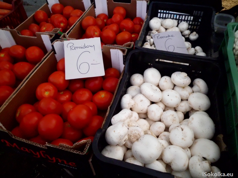 Pomidory i pieczarki na rynku (iSokolka.eu)