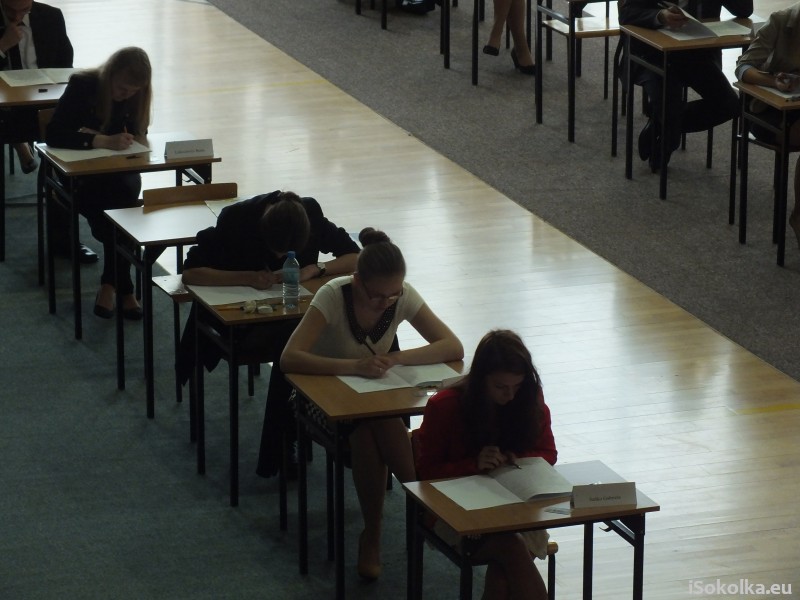 Uczniowie sokólskiego ogólniaka podczas pisania matury z języka polskiego (iSokolka.eu)