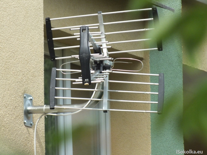 Antena telewizyjna do odbierania sygnału cyfrowego na jednym z budynków w Sokółce (iSokolka.eu)