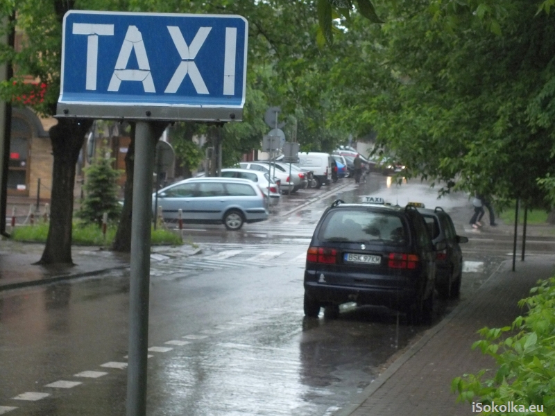 Postój taxi na ulicy Barlickiego w Sokółce (iSokolka.eu)