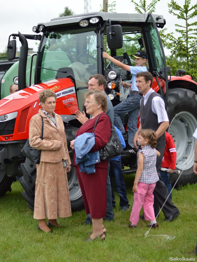 Całe rodziny oglądają sprzęt rolniczy (iSokolka.eu)