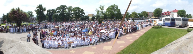 Młodzi pątnicy podczas mszy świętej (iSokolka.eu)
