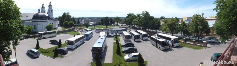 Dziś przed południem na parkingu stało około 20 autokarów (iSokolka.eu)